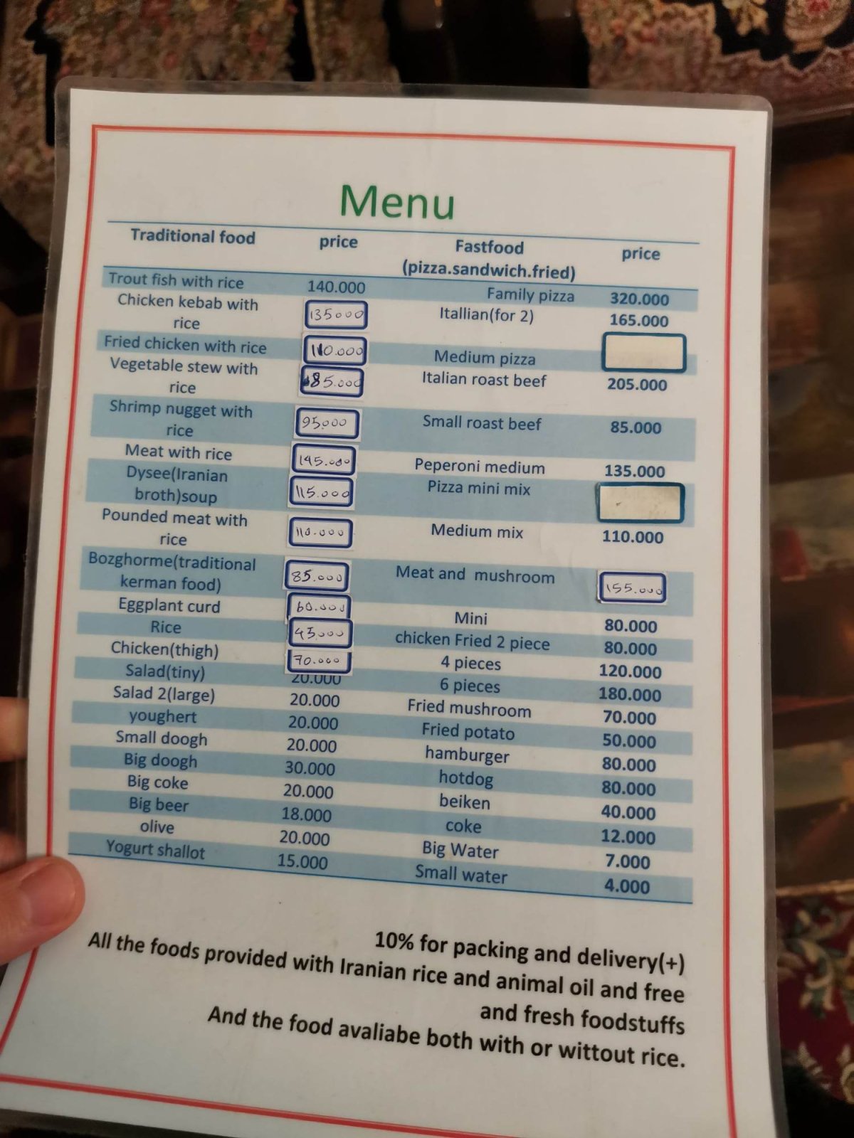 nabídka jídel v hostelu v Kermanu