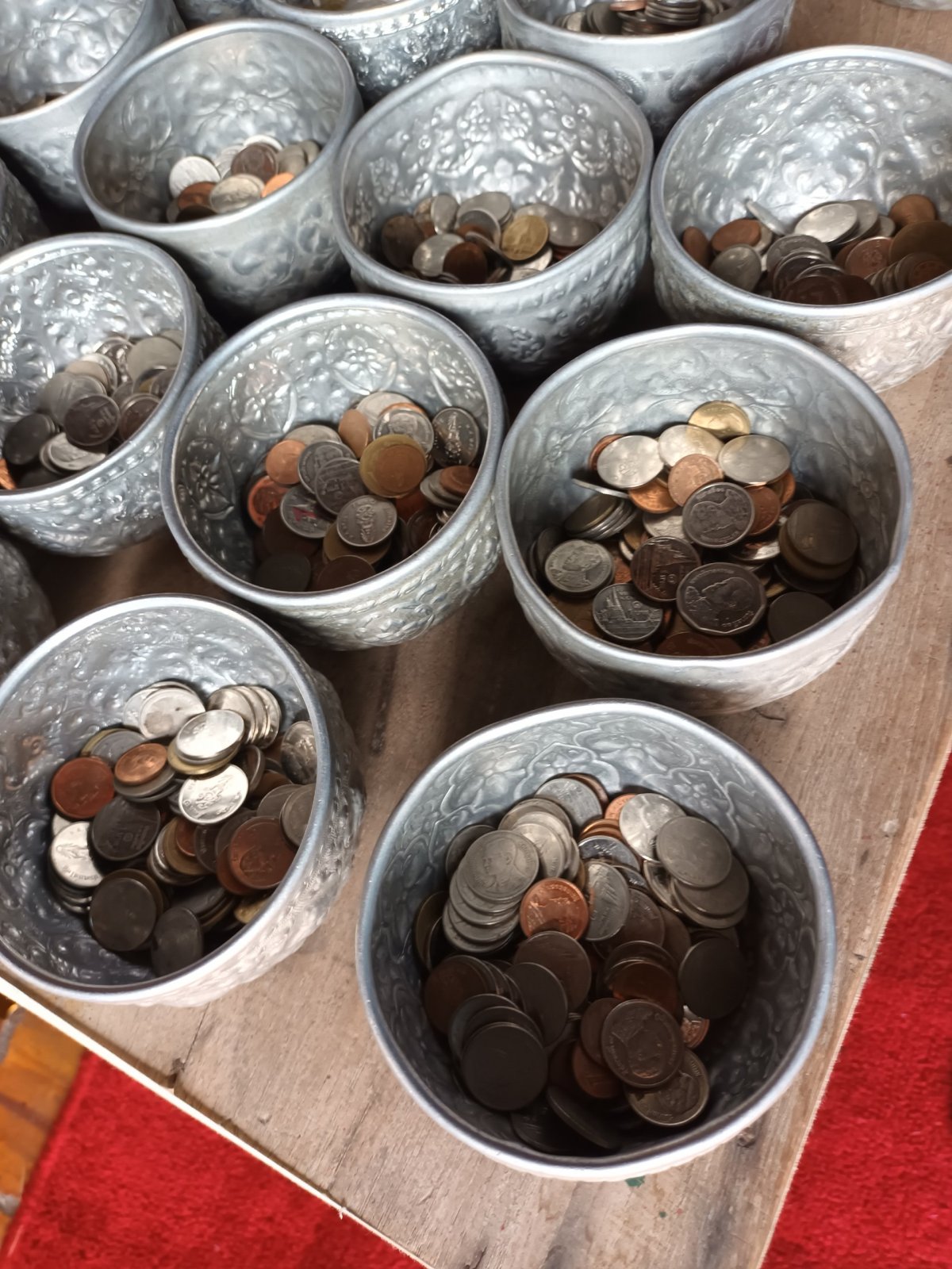 Mince v bronzových mističkách mají zajistit štěstí