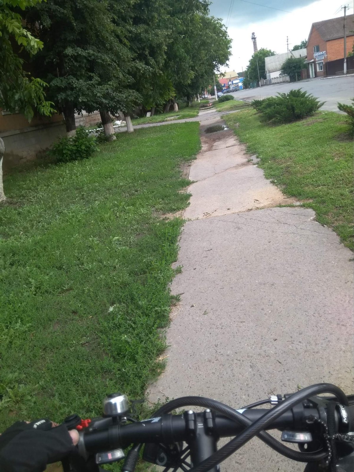 Další městečko jsem rebelem na chodníku 