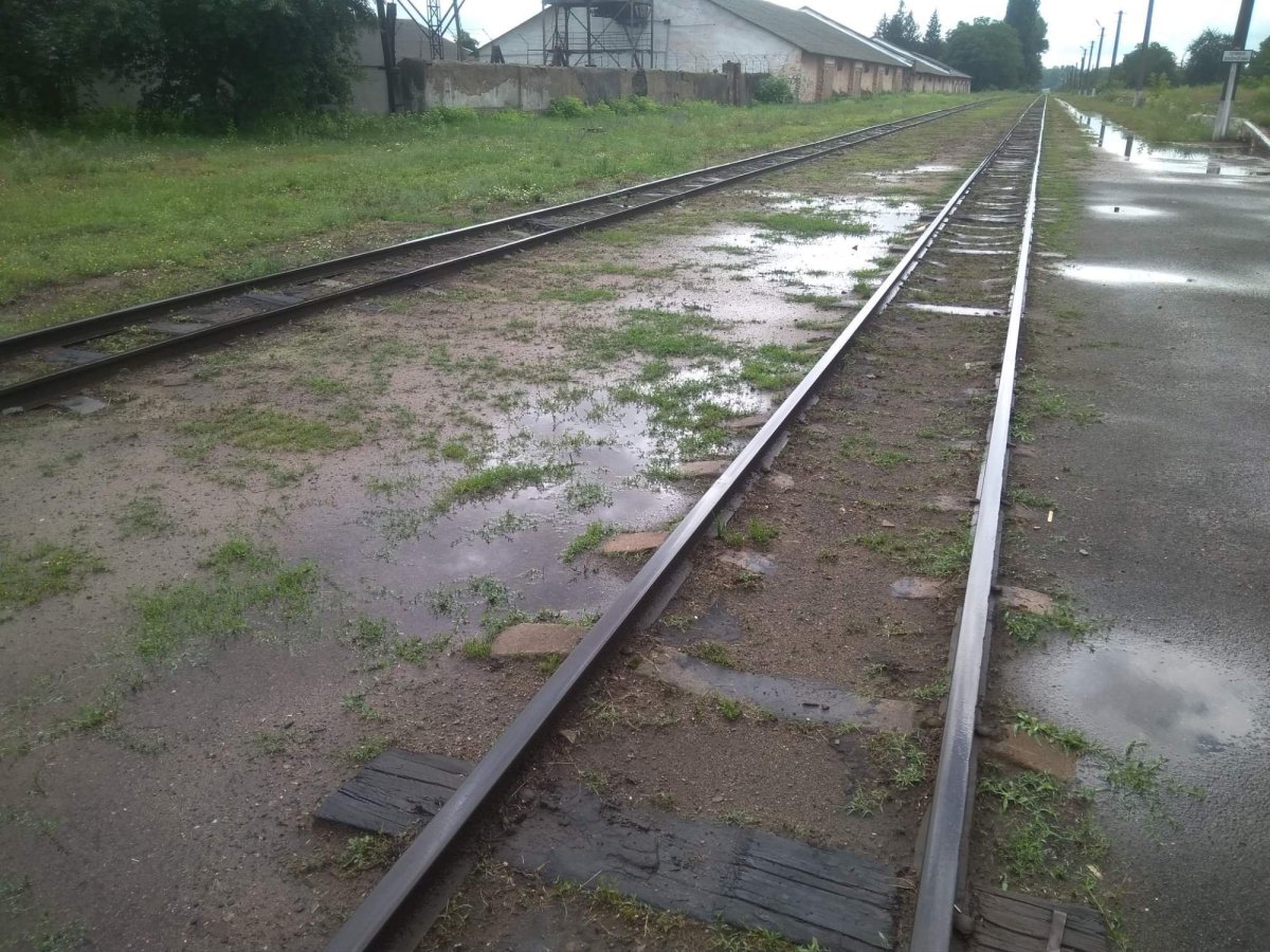 Po dešti zkouška úzkokolejky , jezdí tu jeden vlak brzo ráno, druhý večer,jedu tím večerním 