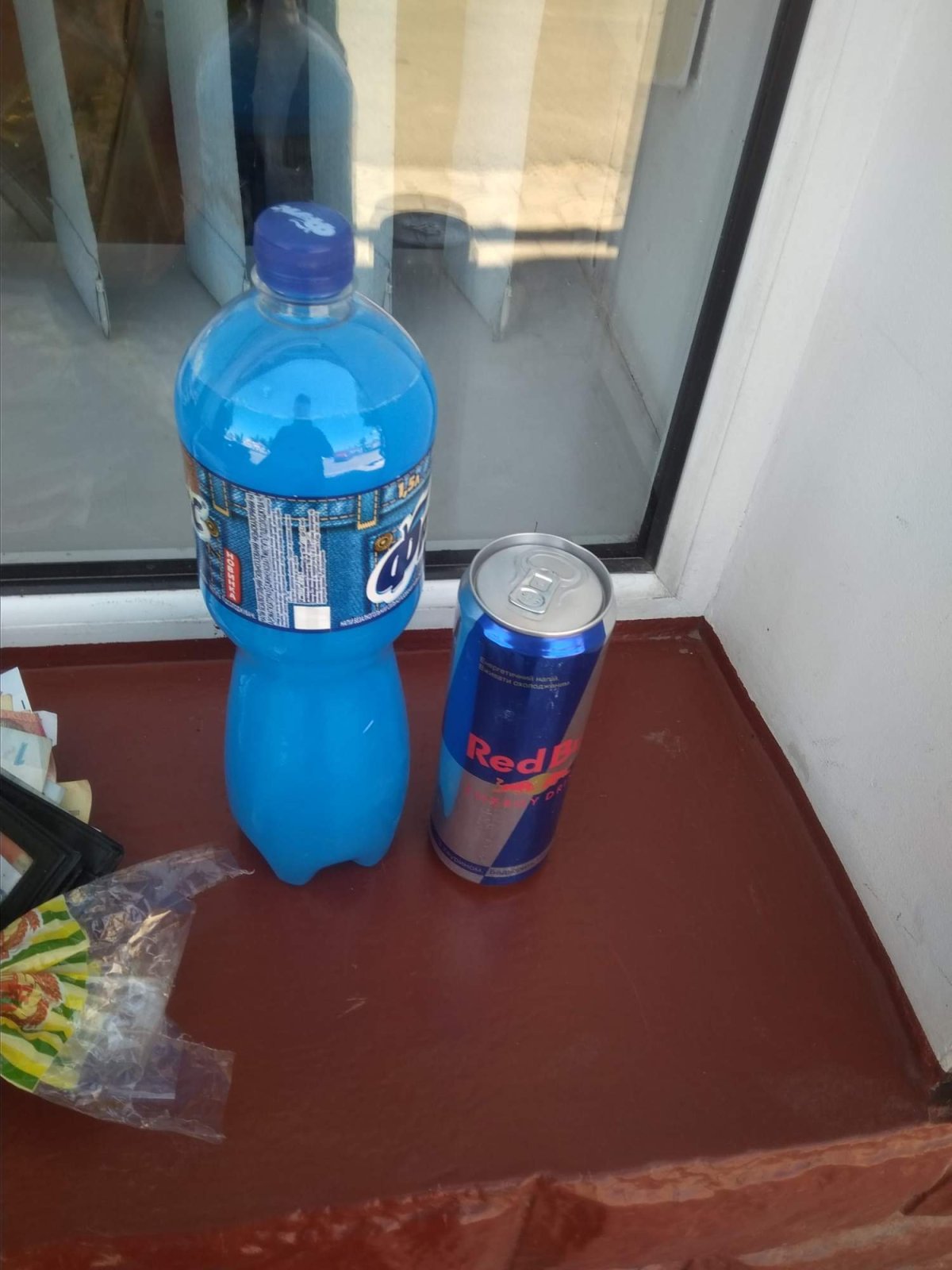 Svačina se skoro litrovým redbulem a do té doby u nás neobjevenou modrou Fantou, balení této Fanty u nás dnes už známe, redbul j