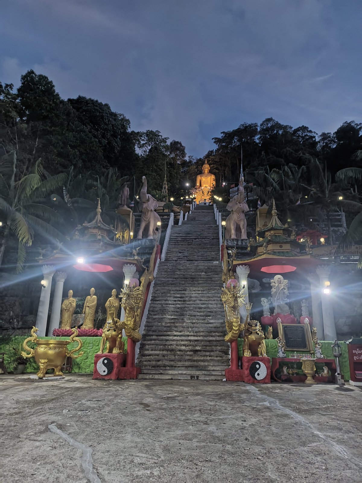 Mountain Buddha Temple za soumraku