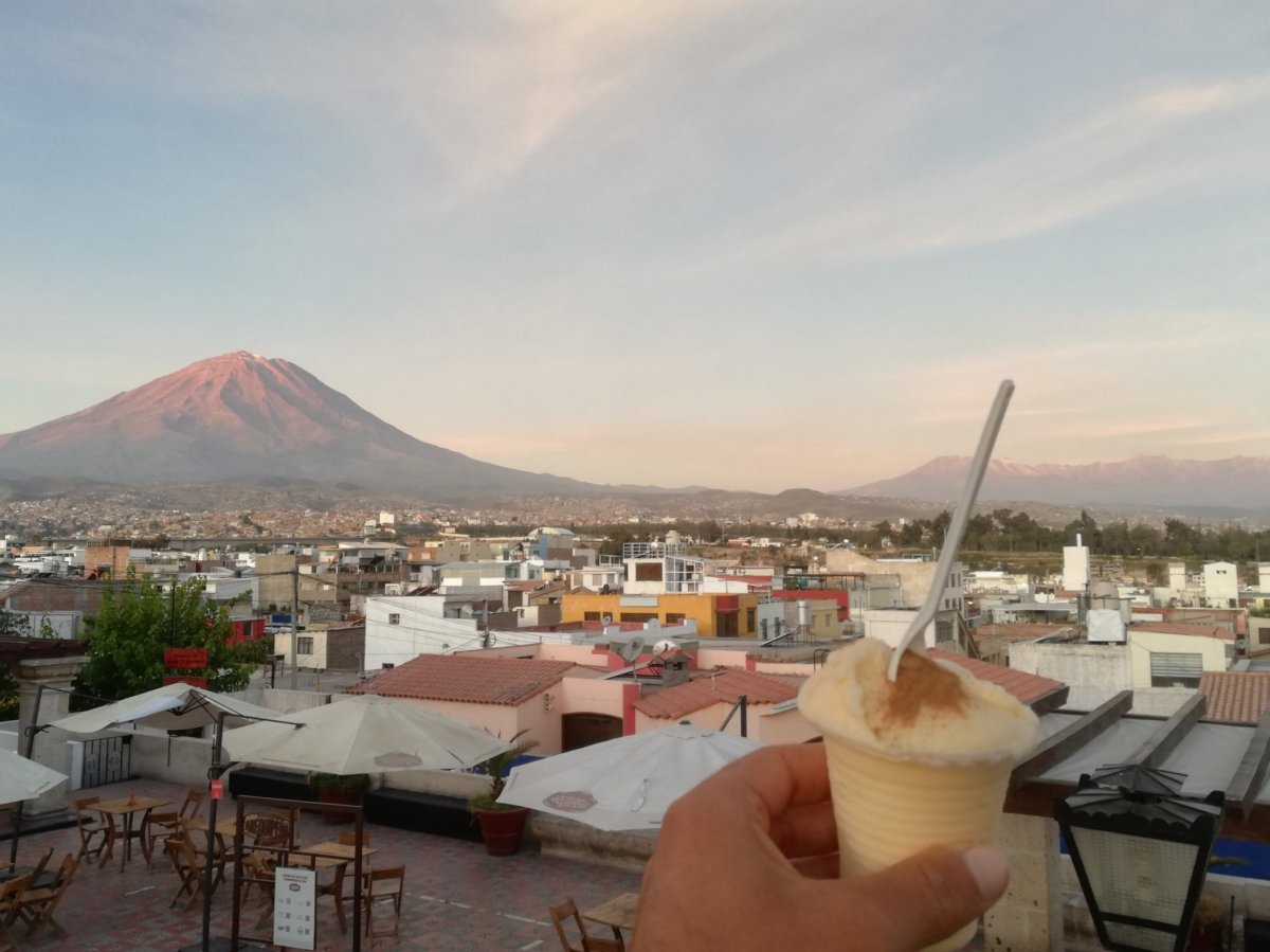 Queso helado s výhledem na vulkán El Misti