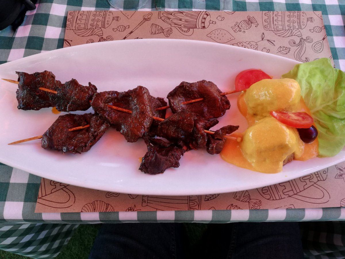 Anticuchos con papa a la huancaina