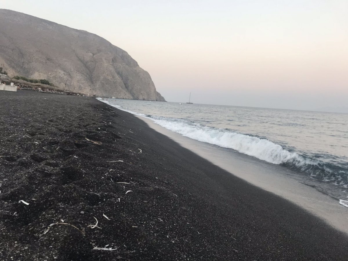 Černý písek v Perissa