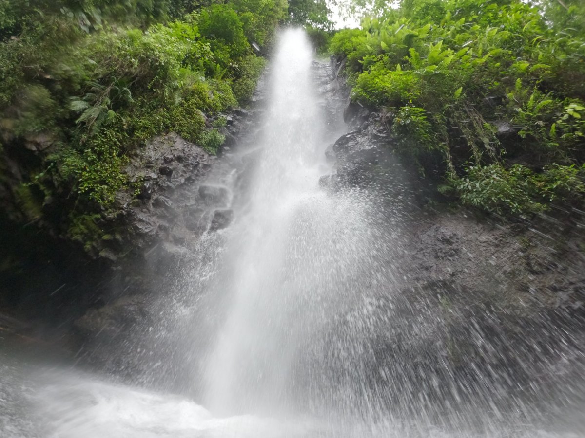 Na São Tomé je vodopádu hodně, toto je jeden z nich.