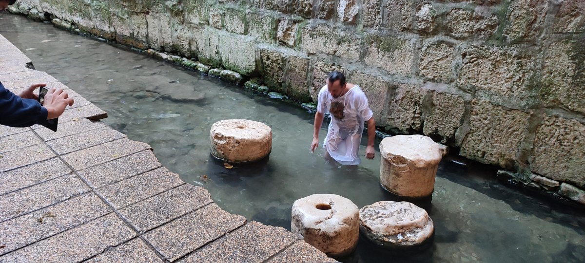 Siloam pool, zrovna byl Svátek Křtu Pána a ukrajinský léčitel žijící v Dánsku během zájezdu z Prahy obnovoval svůj křest a čerpa
