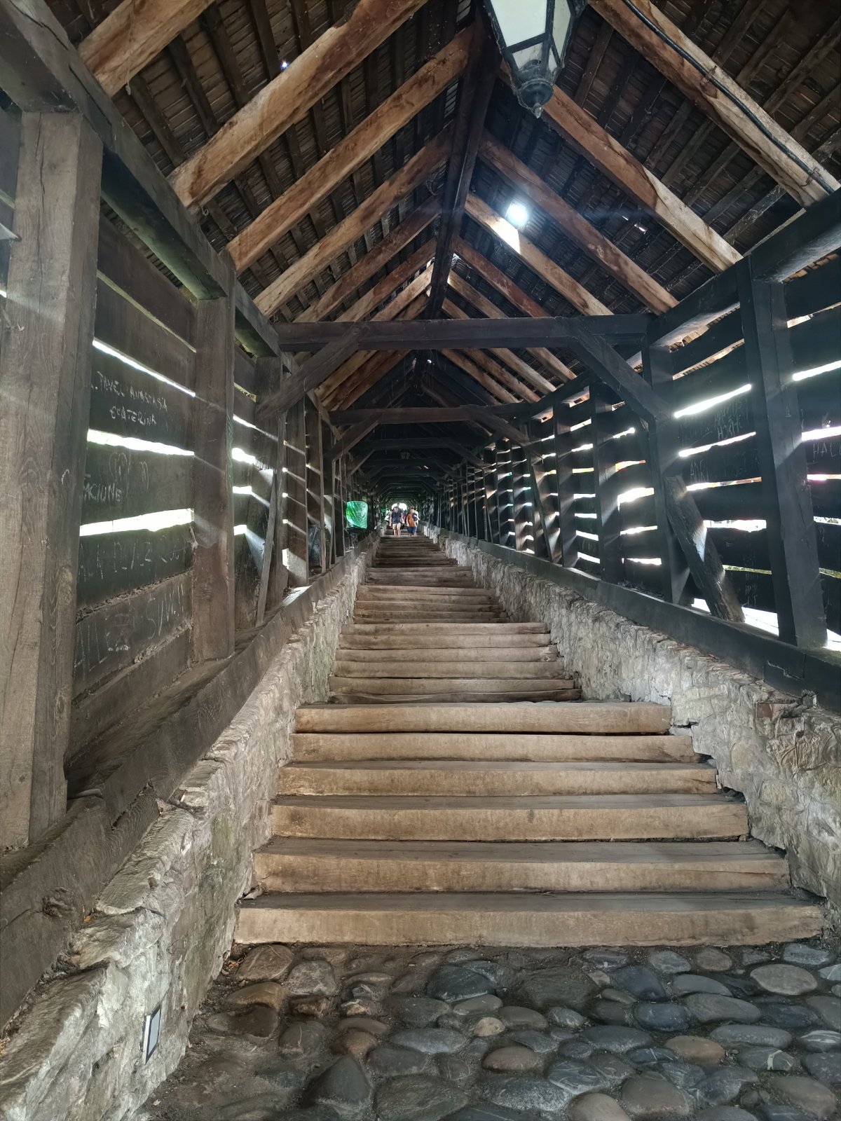 Kryté schodiště ke kostelu