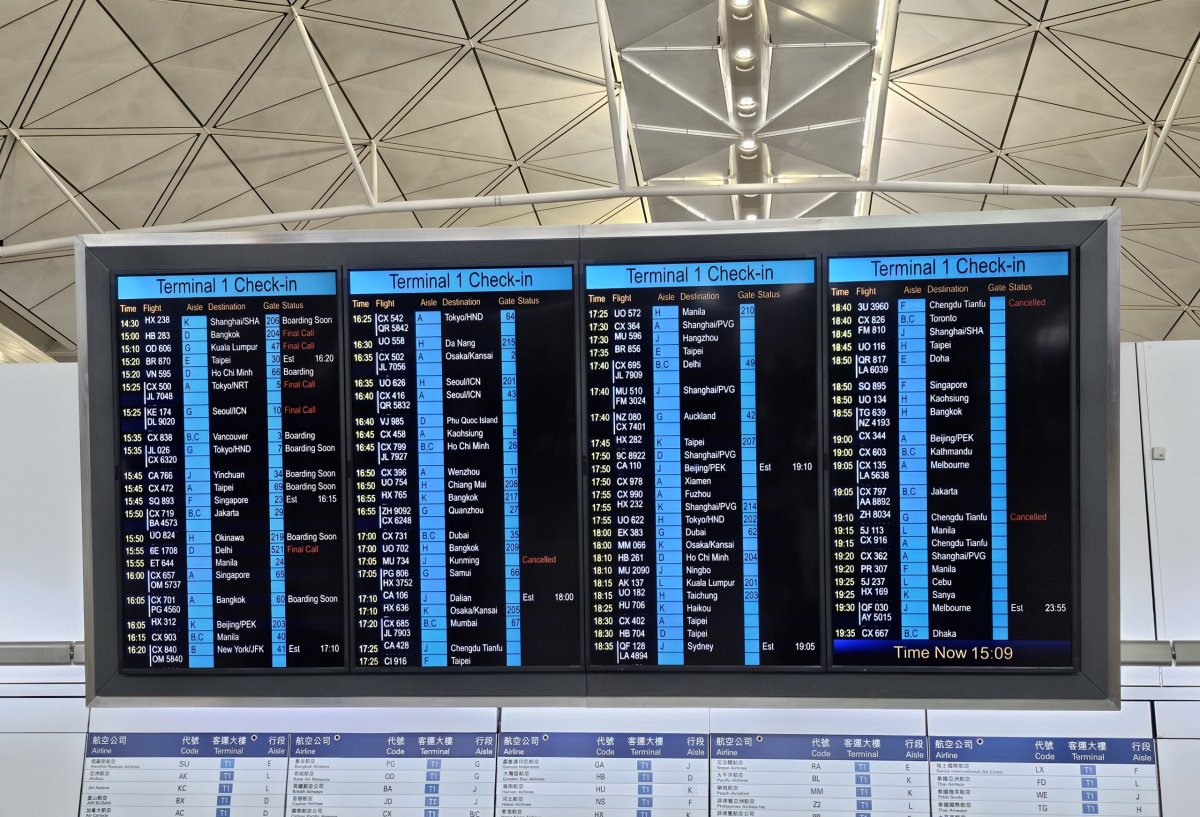 Odletové tabule na letišti HKG