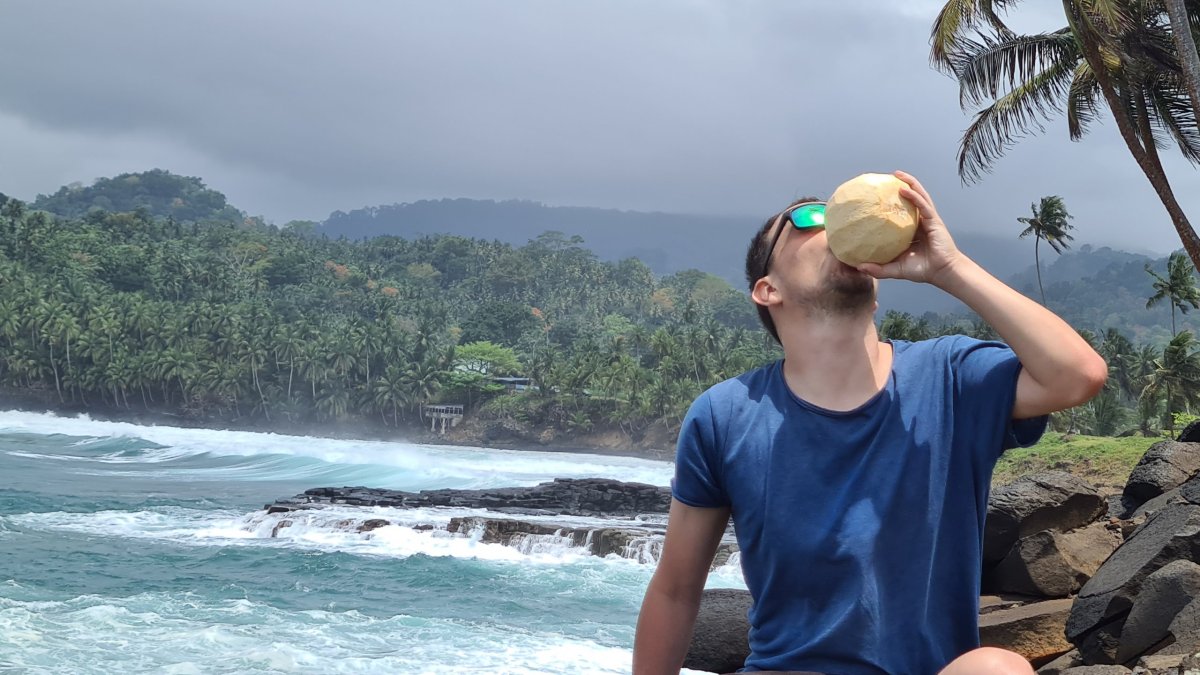 Lukáš se osvěžuje kokosem za 10 dober