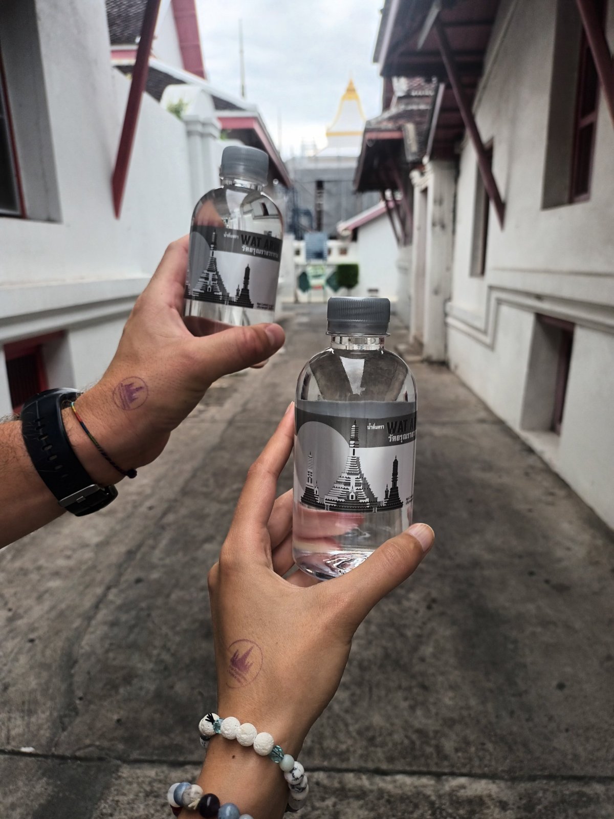 V chrámu Wat Arun je voda v ceně vstupenky