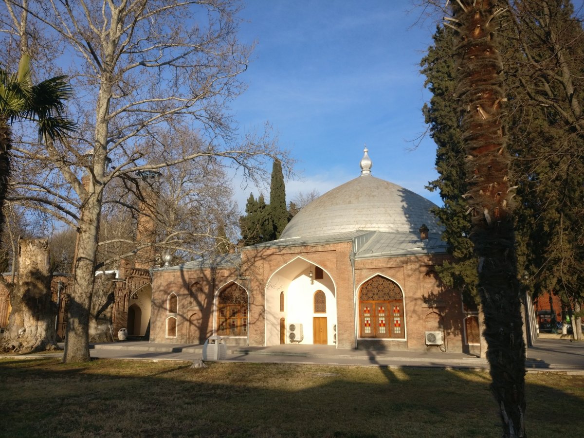 V mešitě se sundávají boty a já už jsem chvíli na cestách...