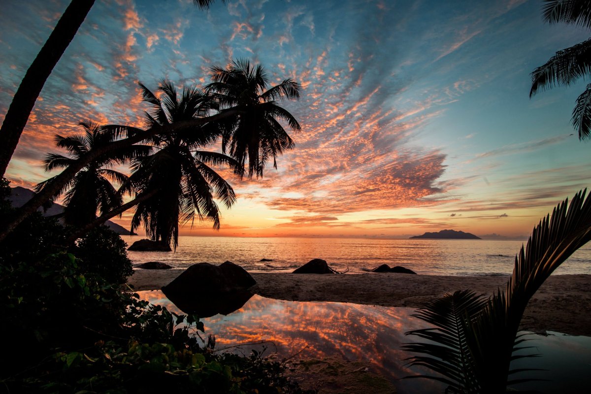 Západ slunce na Beau Vallon