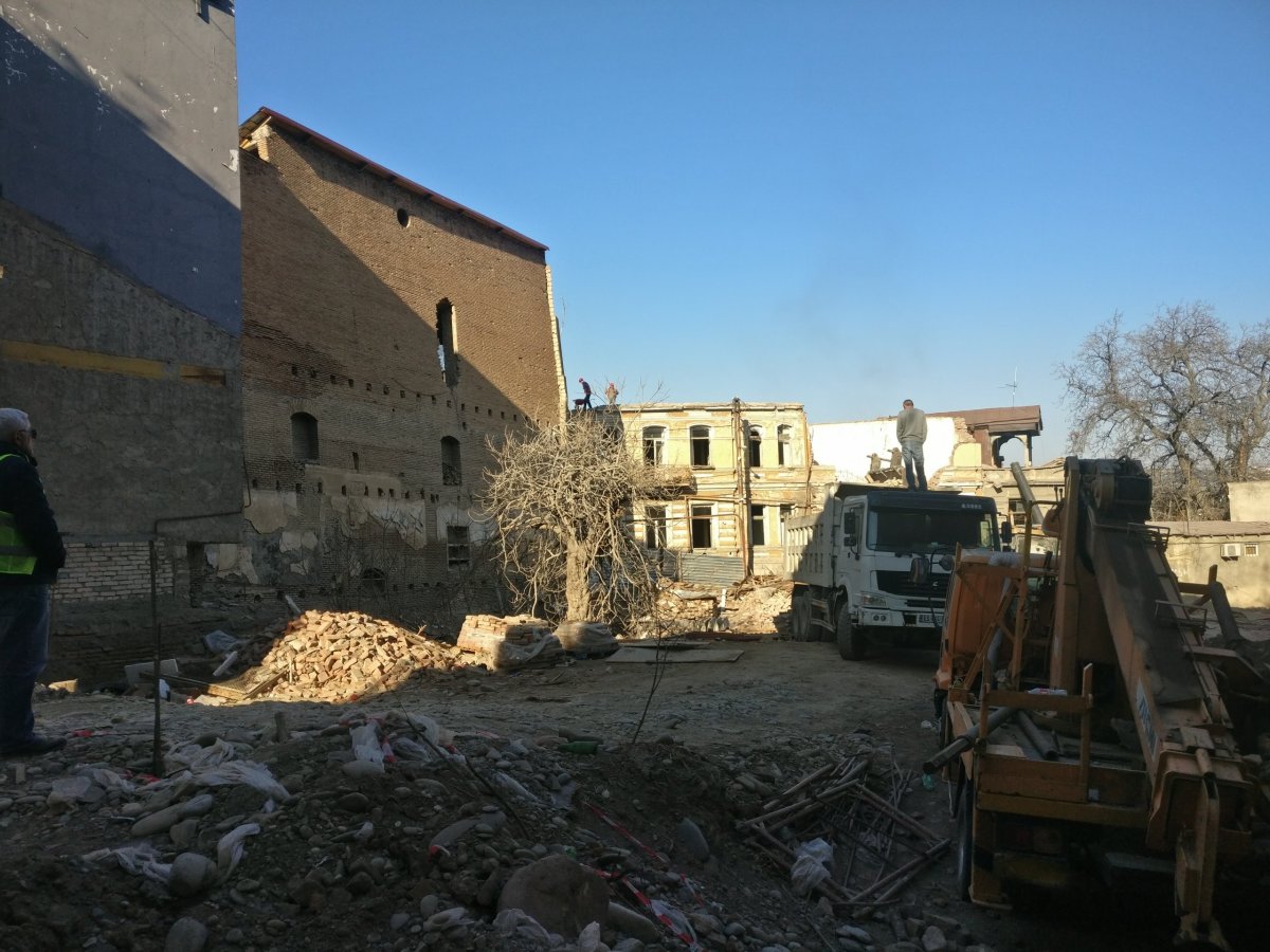 Předák předává z náklaďáku rozkazy.