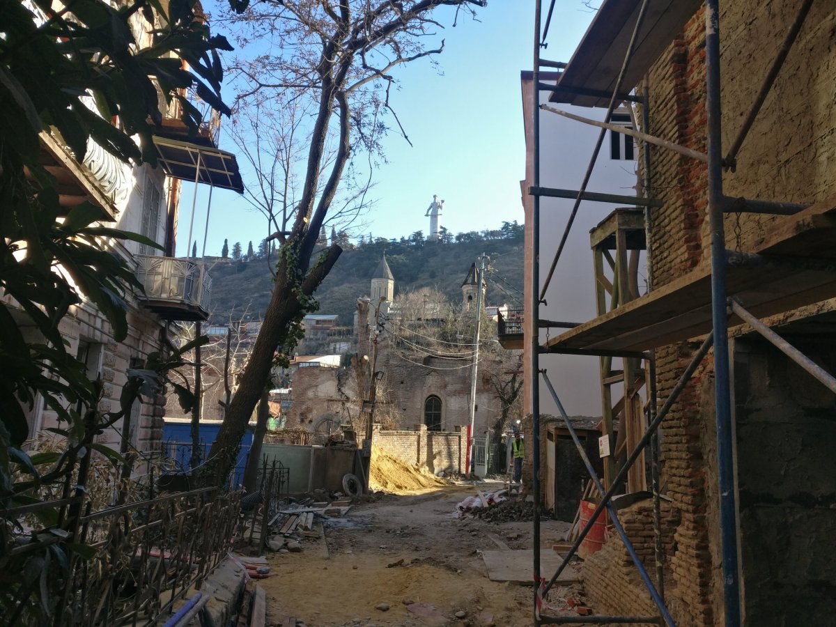 Kartlis Deda shlíží na své potomky jak dobře se jim vede.