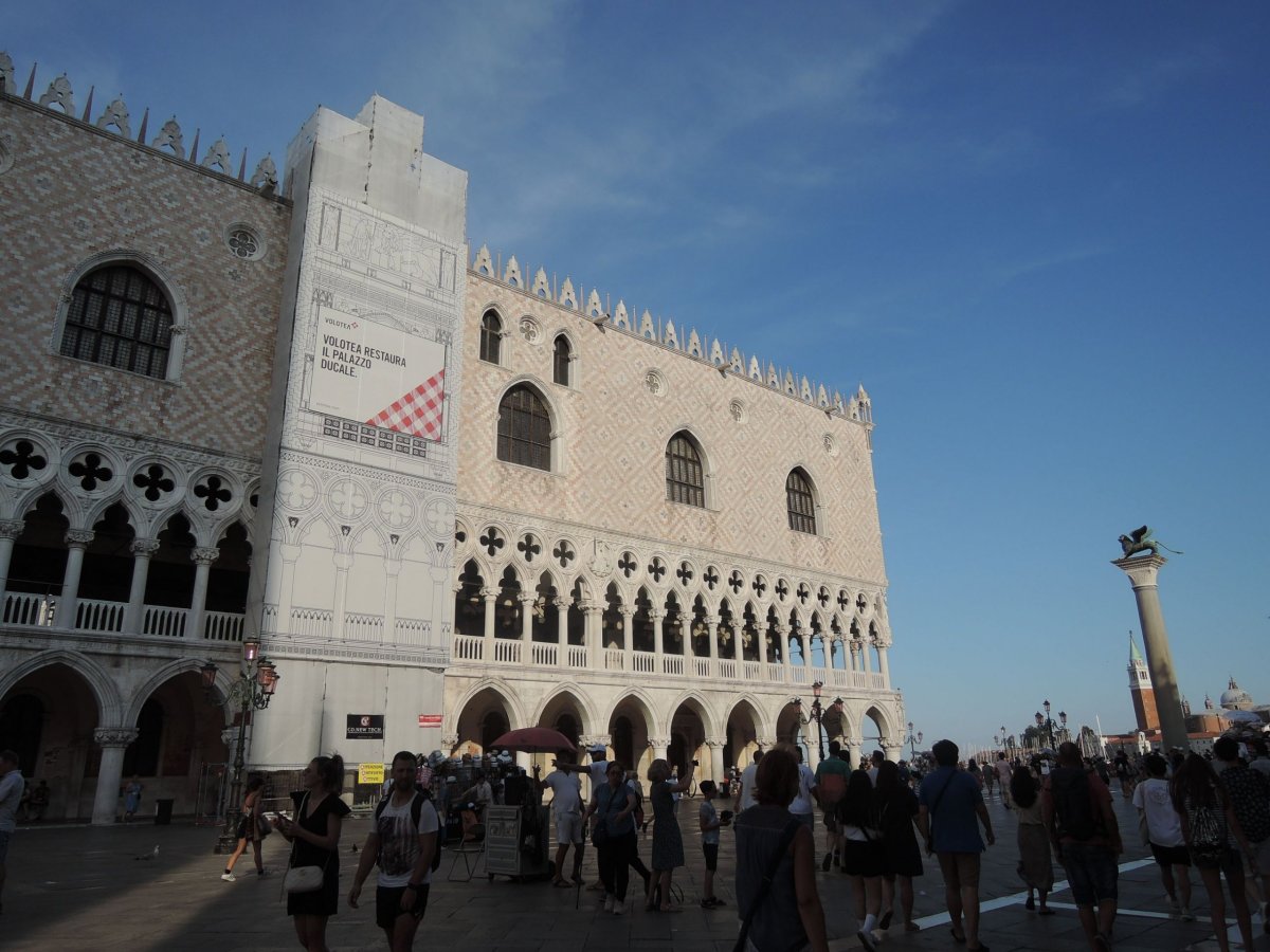 Stavba 1314 - 1419. Benátská gotika (s prvky byzantskými) a poté renesance. Unikátní narůžovělá fasáda dělá palác jedinečným