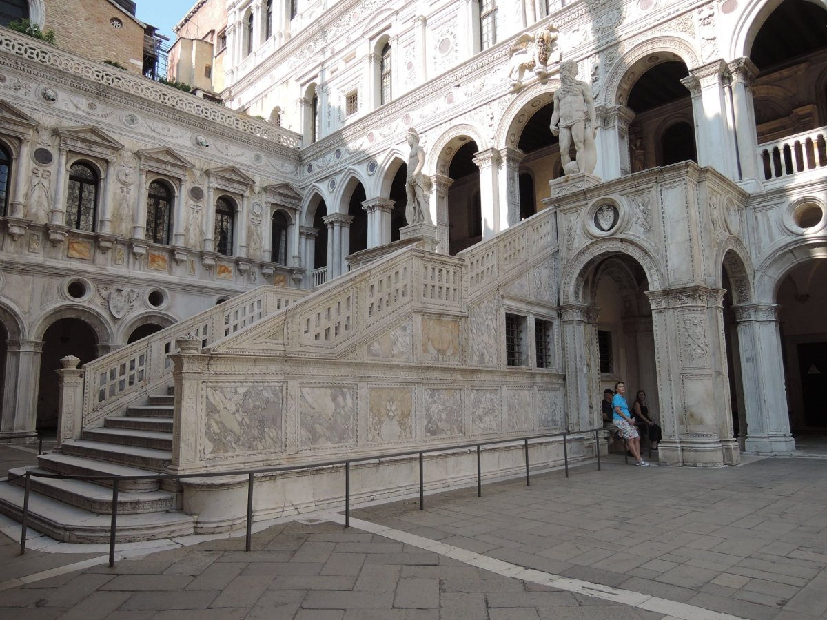Schodišrě obrů - Scala dei Giganti 1484 - 1567 architekt a sochař Antonio Rizzo. - renesance. Dle soch Merkura (bůh obchodu) a N