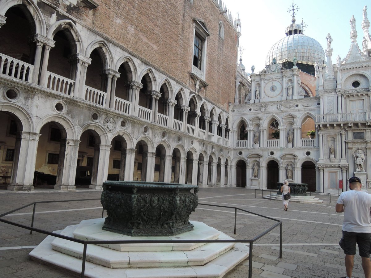 Nádvoří paláce - Cortile del Palazzo. Cihlové průčelí ze 14. a 15. století