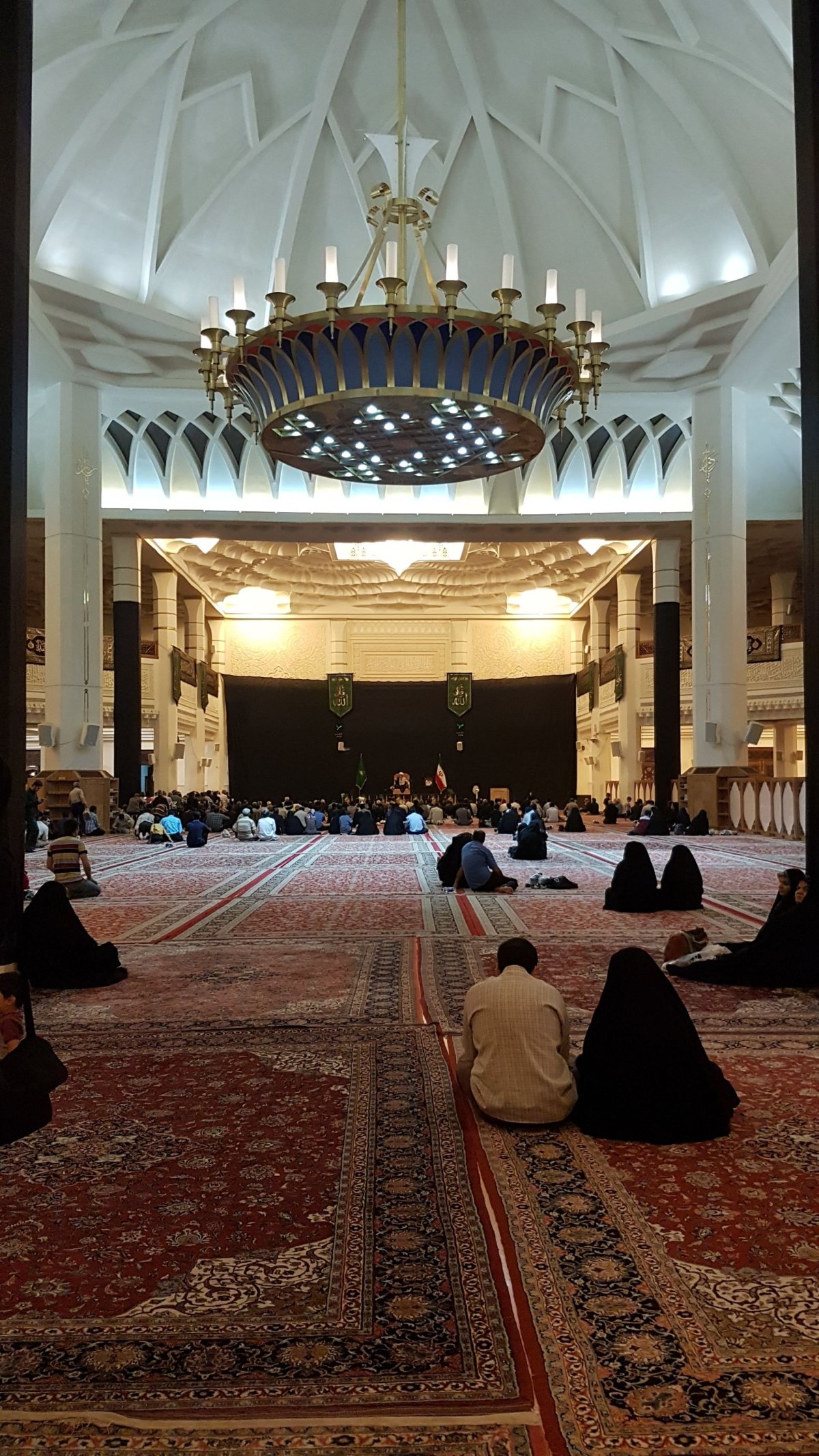 Hlavní místnost mešity.