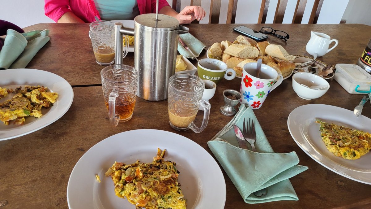 Naše první jídlo v Africe - pálivá omeleta se zeleninou, místní med, etiopská káva.