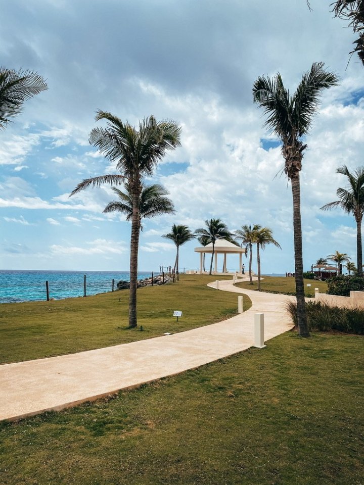 Chodníček k majáku přes resort Hyatt.