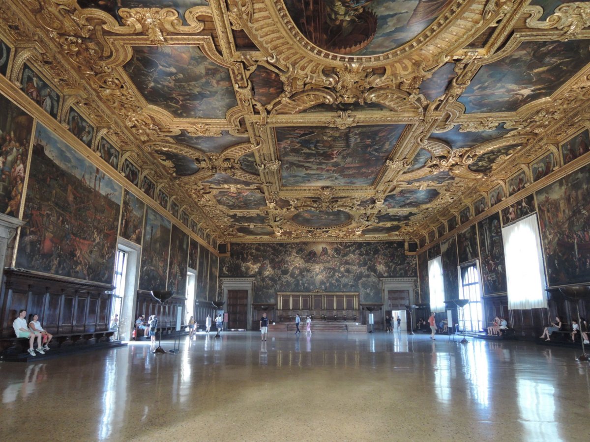 Sala del Maggior Consiglio - Sál Velké rady se zlaceným stropem. Sem měli přístup všichni benátští šlechtici. Největší sál v pa