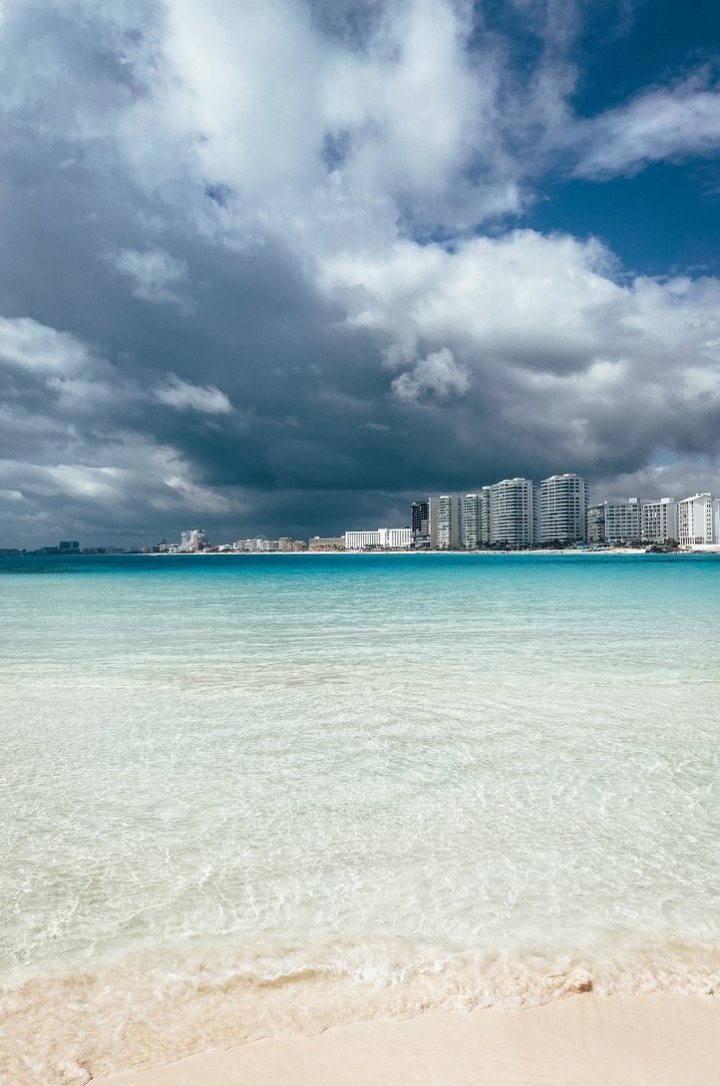 Veřejná pláž u resortu Hyatt, kousek za mnou je Los Cubos, ale tenhle výhled byl asi lepší. :D