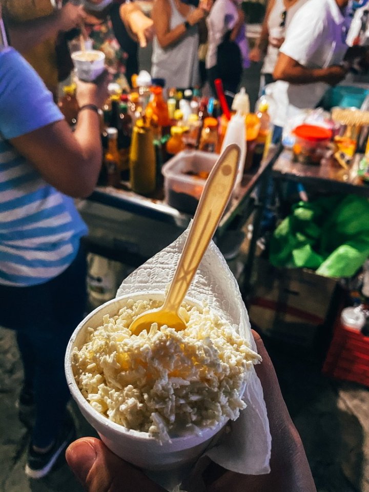 Elotes - vařená kukuřice se zvláštním sýrem, doplnit můžete pálivými omáčkami všeho druhu.