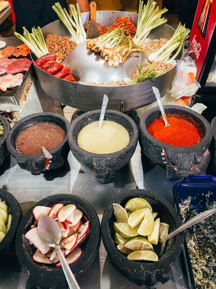 Ke svému jídlu si tady můžete vybrat cokoliv se vám zalíbí.