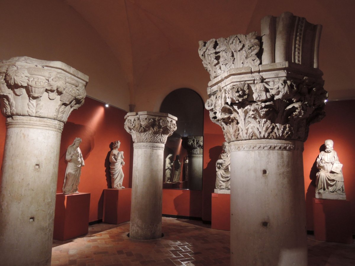 Malé museum dole v paláci s antickými "zbytky" artefakty