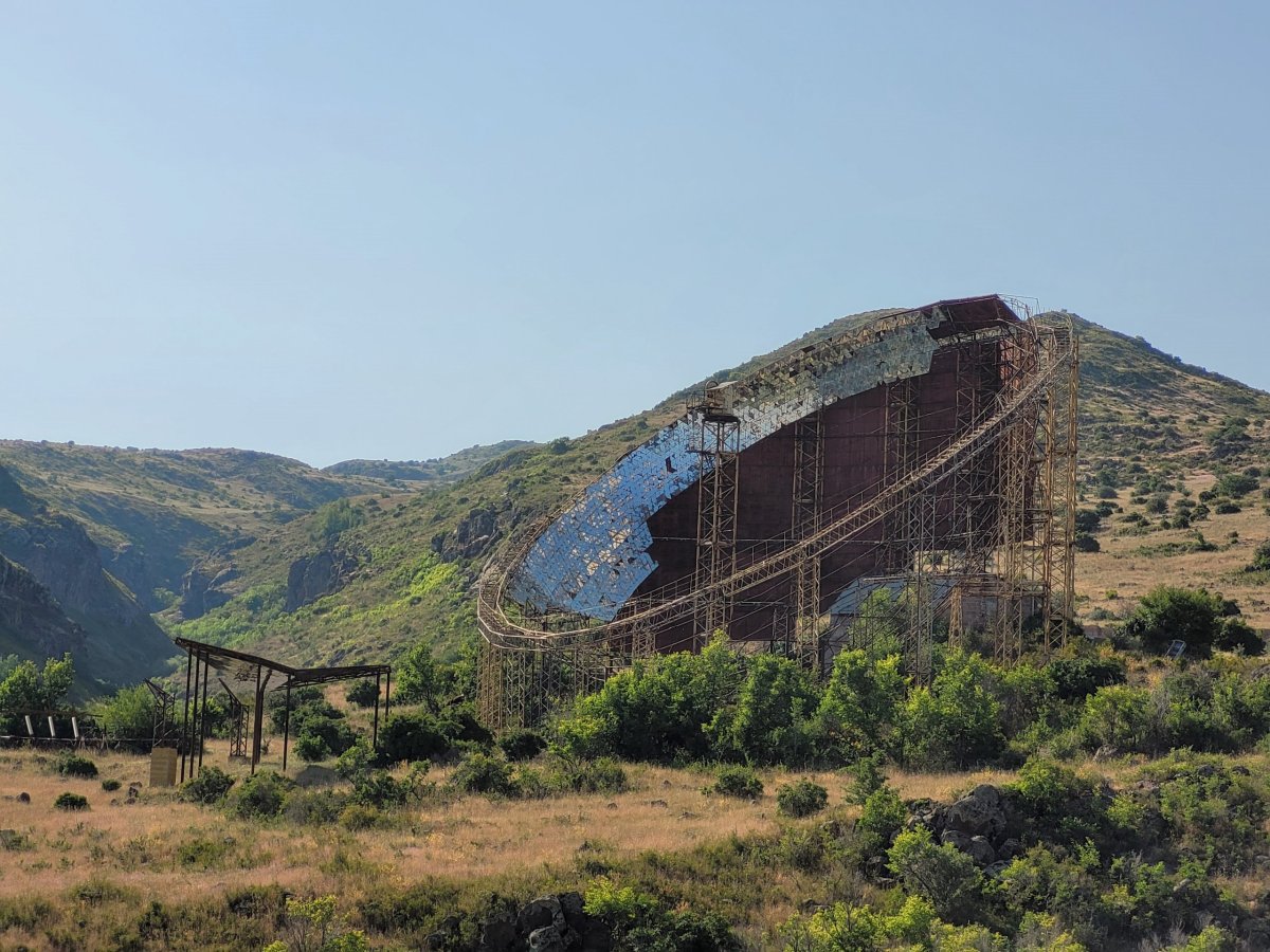 Menší teleskop kousek dál