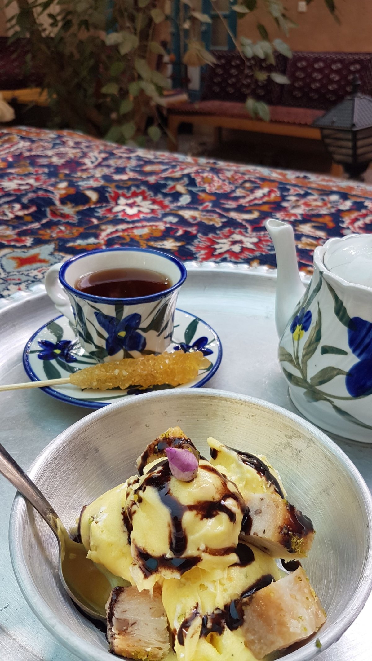 Šafránový čaj se šafránovým cukrem a šafránovou zmrzlinou