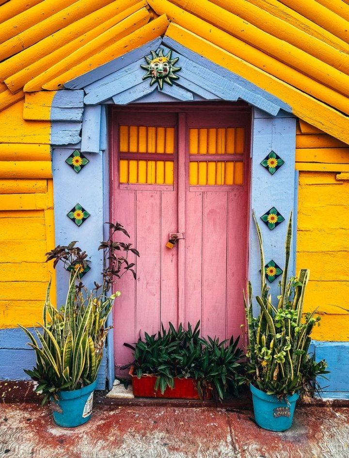 Pestrobarevná chaloupka v uličkách ostrova.
