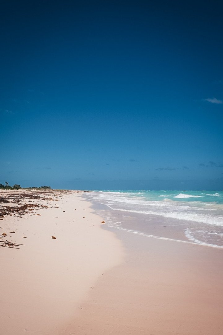 Několik kilometrů dlouhá pláž naprosto bez lidí.