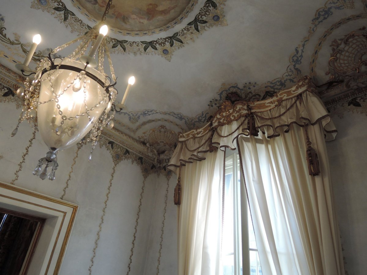 Budoir dell'Imperatrice - převlékárna. Sál je zdoben šedo-modrým mramorem a dekorace jsou oblíbené kytky císařovny