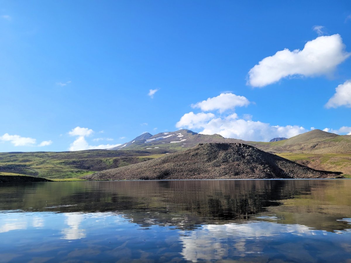 Jezero Kari - 3200 mnm. Na pozadí vrchol hory
