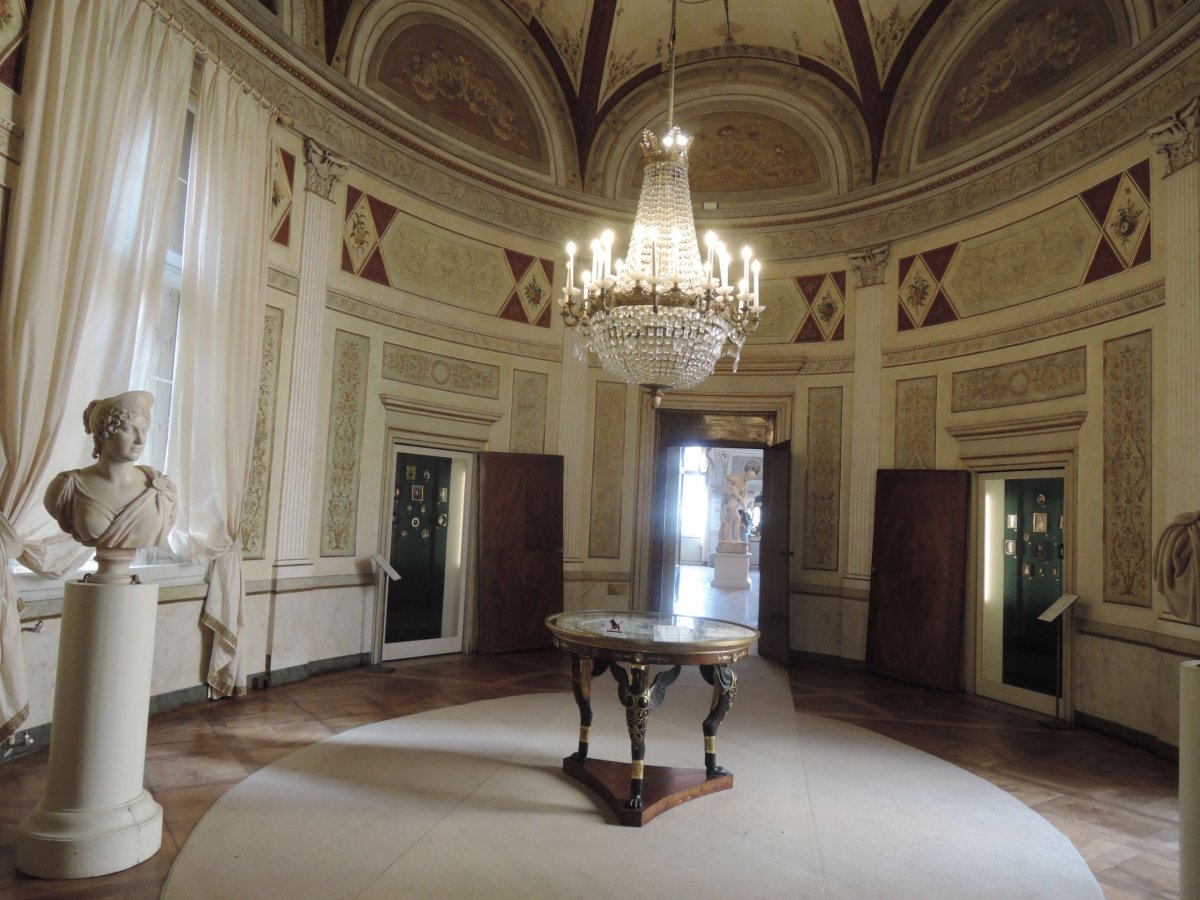 Sala ovale - Průchozí sál z pokojů císařského páru a personálu. Neoklasicismus, dekorace inspirovány Pompejemi