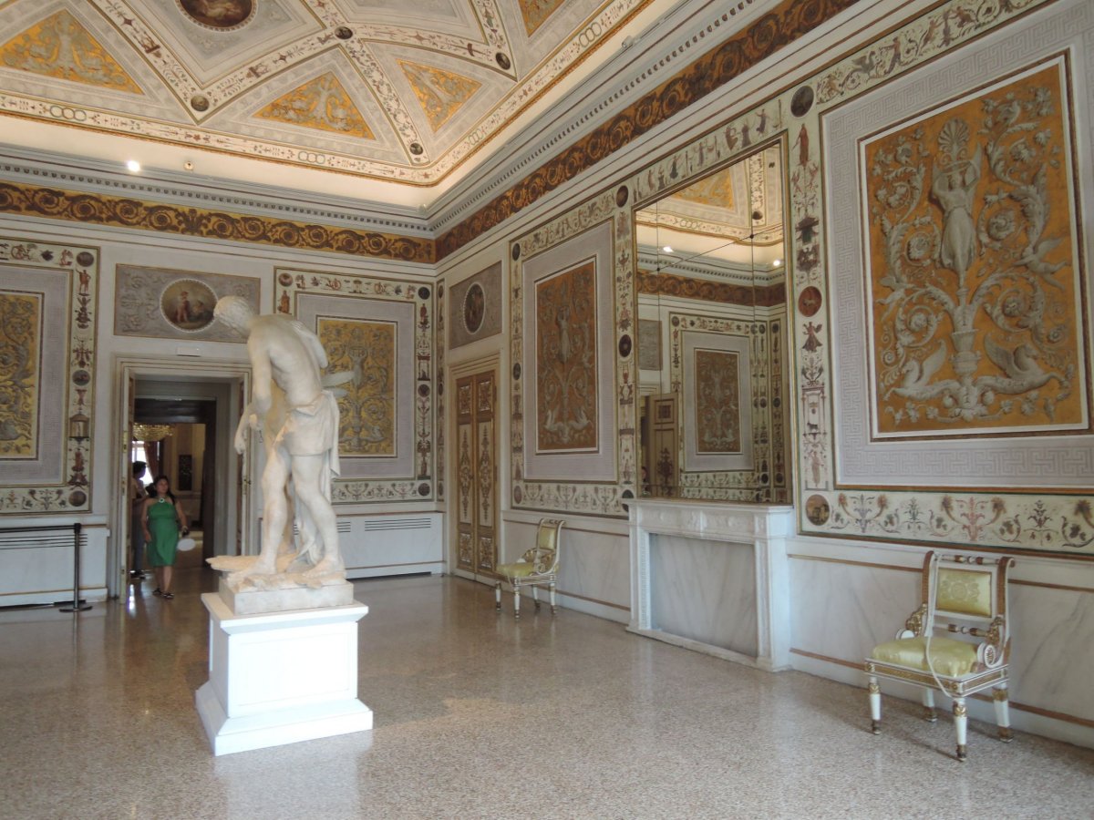Neoklasicistní pokoj se sochou Ikara