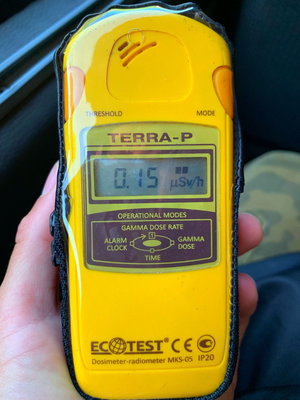příruční dozimetr v autobuse