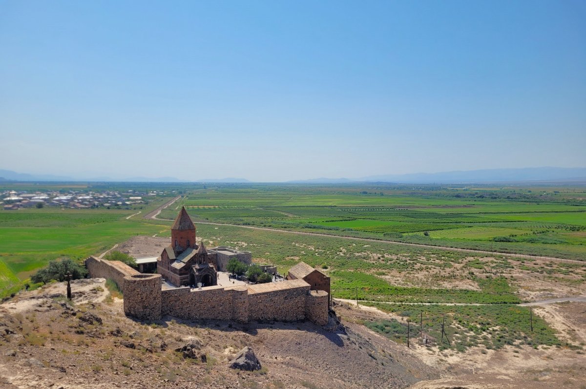 Khor Virap, cca 820 mnm