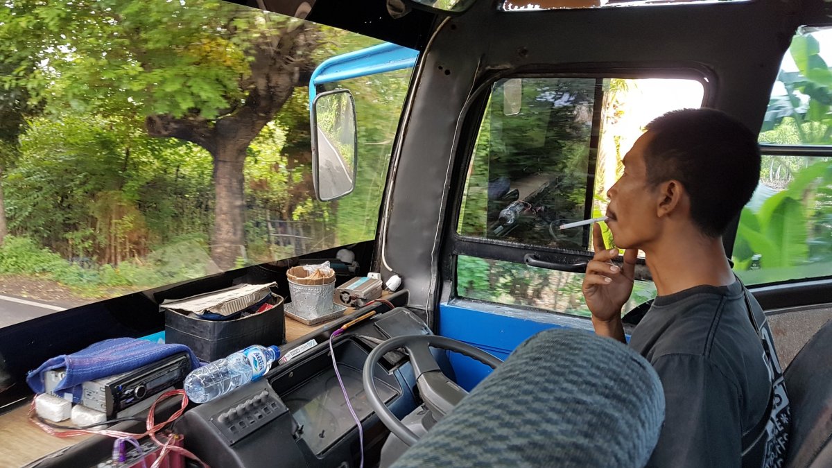 Řidič kouří jednu za druhou