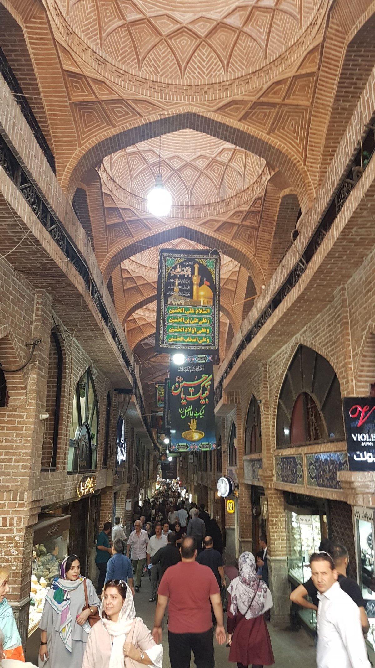 Starý bazar v Teheránu zahrnuje několik bloků budov.
