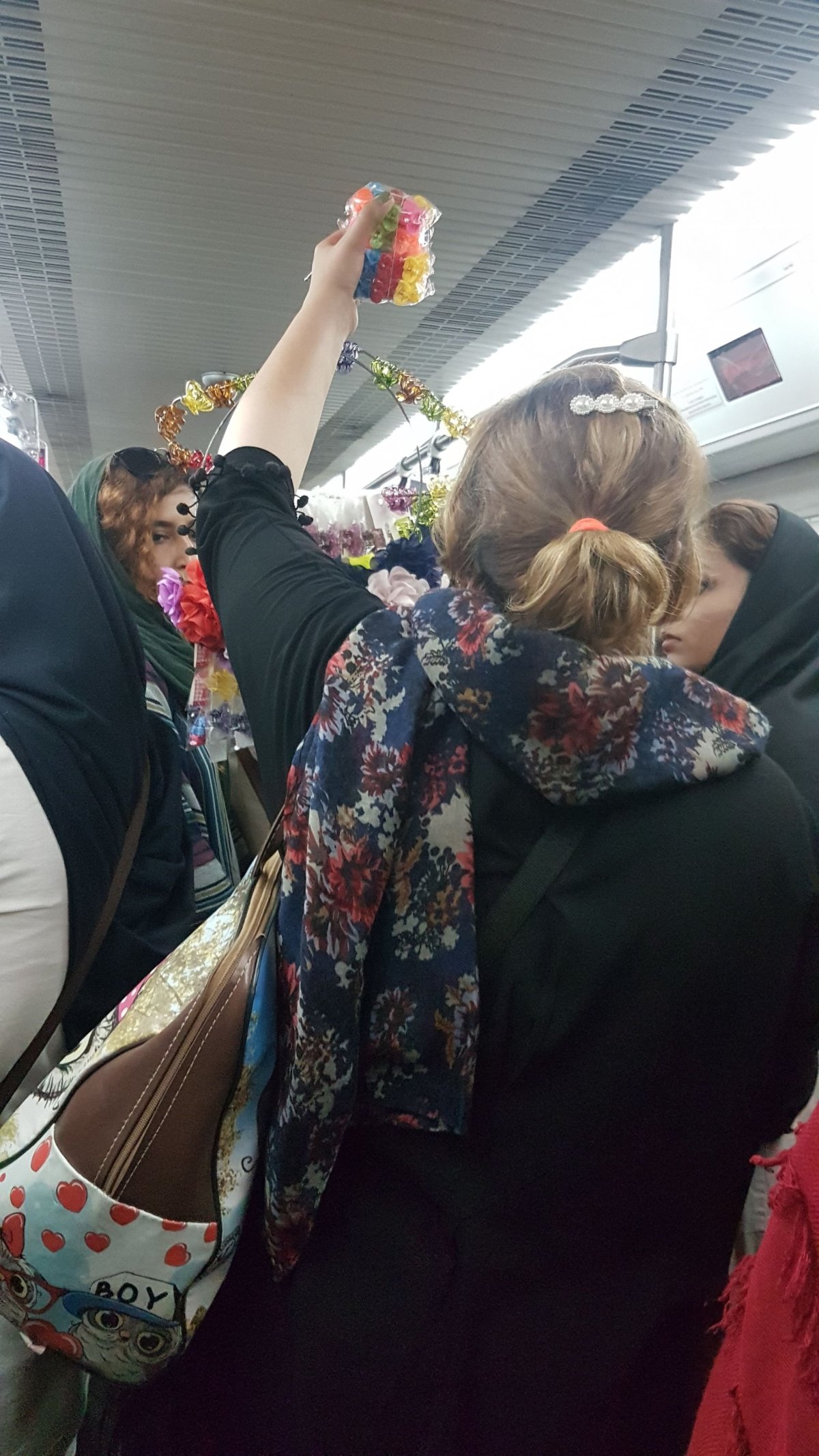 Prodavačky v přeplněném teheránském metru.