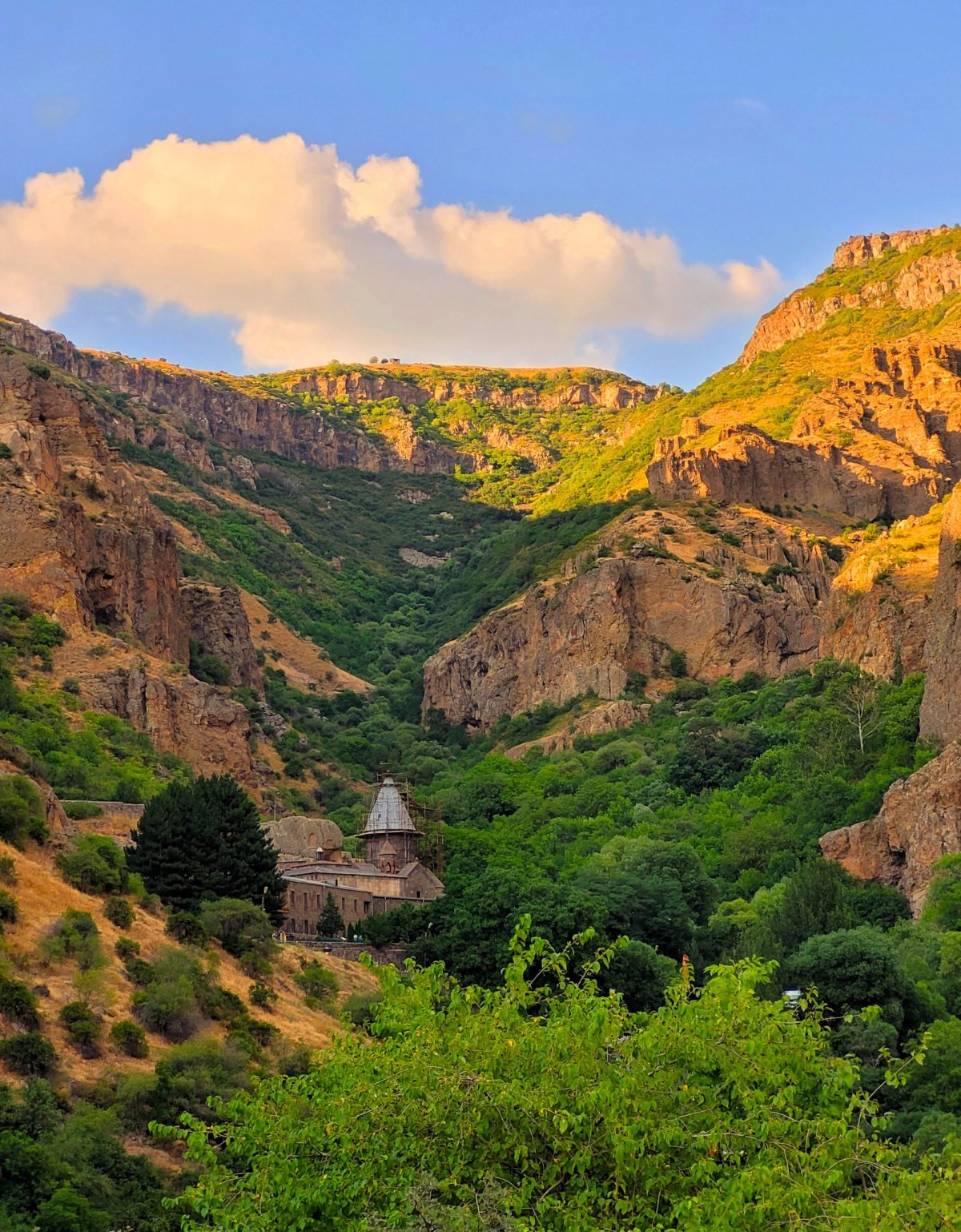 Geghard monastery před západem slunce