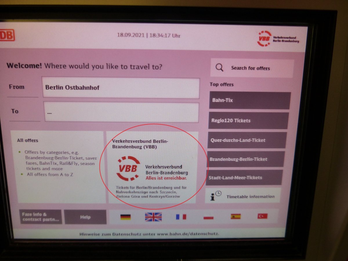 Výběr jízdenky pro Berlín v automatu DB