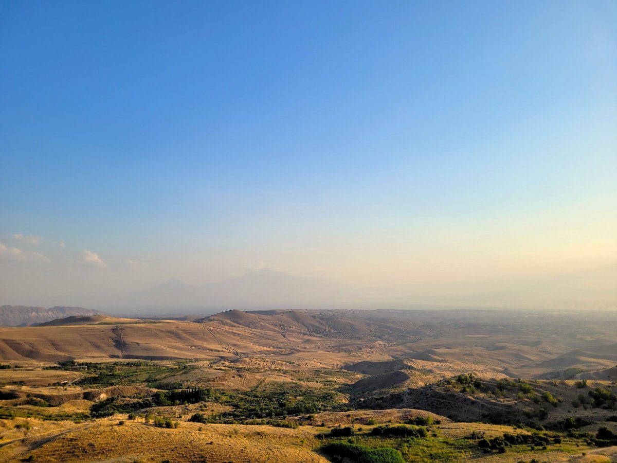Výhled přes krajinu na Ararat z Charent's Arch