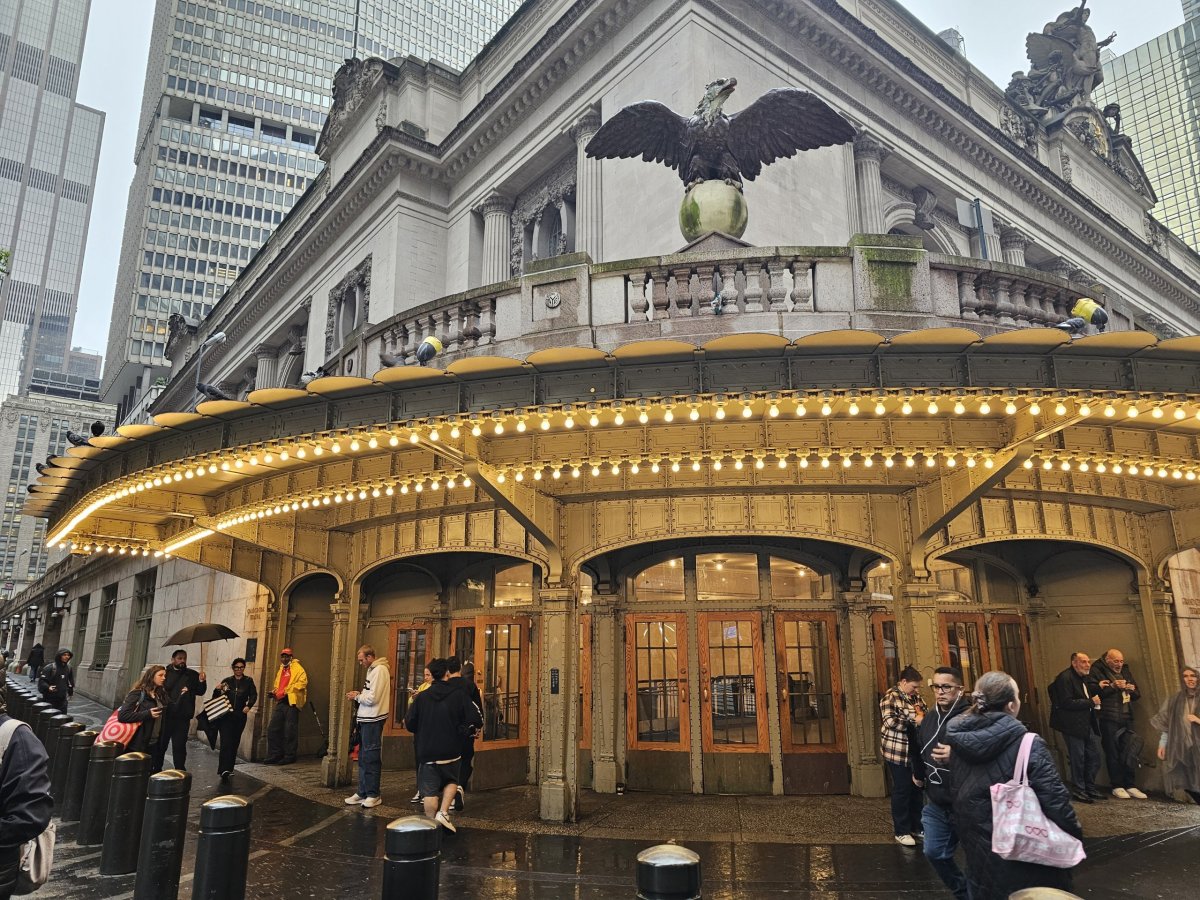 Socha orla nad vstupem