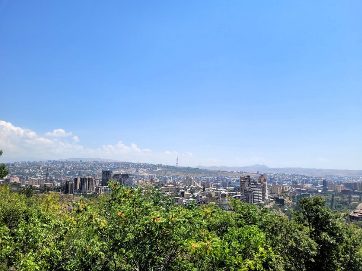 Výhled na Jerevan z památníku.