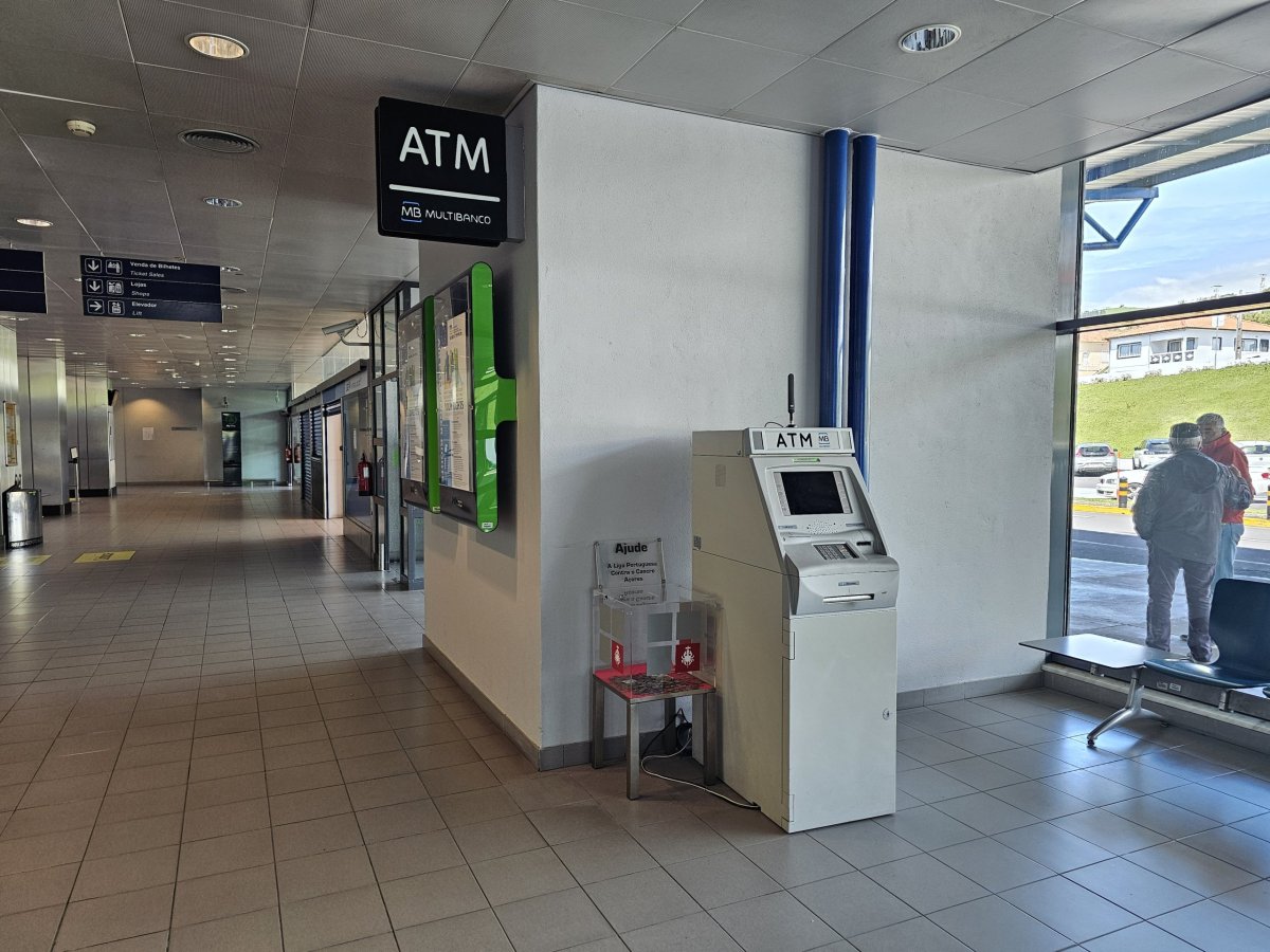 Bankomat na letišti Horta
