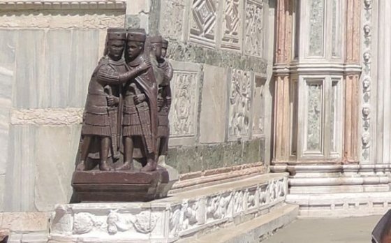 Vchod střeží porfyroví rytíři cca 4. století. Nejspíše Dioklecián a další vládci Římské říše